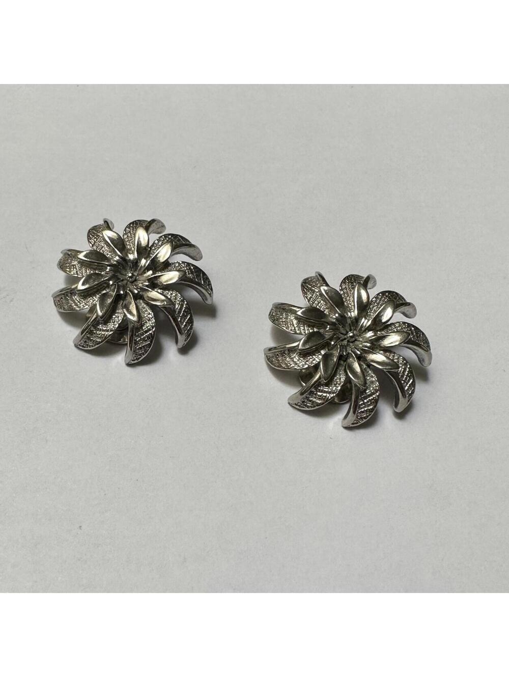 Vintage Kramer Silver Tone Textured Flower Clip On Earrings Signed - Picture 6 of 8